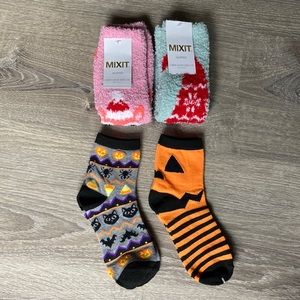 4 pairs of holiday socks bundle Halloween Christmas winter NWT Santa reindeer